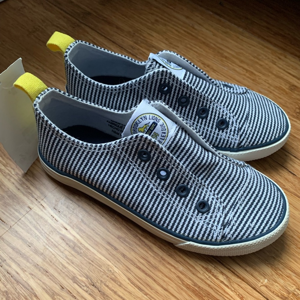 H&M NWT boys striped canvas shoes, blue and white.